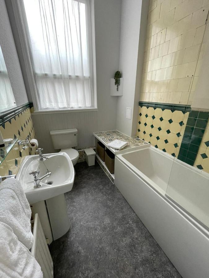 Rostrevor Hotel - Guest House Бери Екстериор снимка