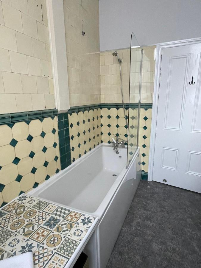 Rostrevor Hotel - Guest House Бери Екстериор снимка