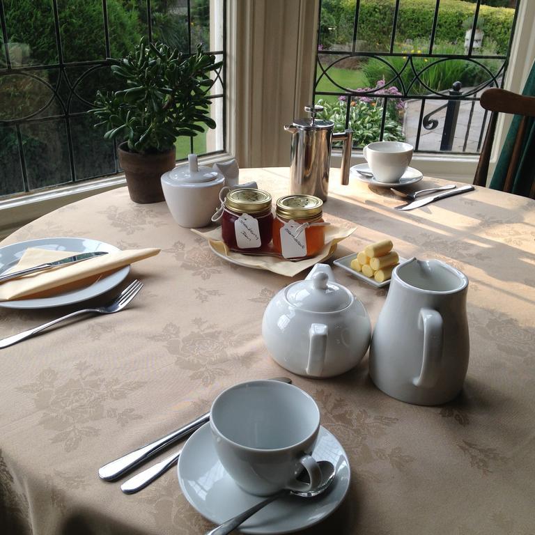 Rostrevor Hotel - Guest House Бери Екстериор снимка